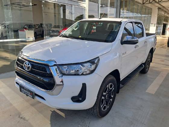 TOYOTA HILUX 2.8 D-4D TURBO DIESEL CD SRV 4X4 AUTOMÁTICO